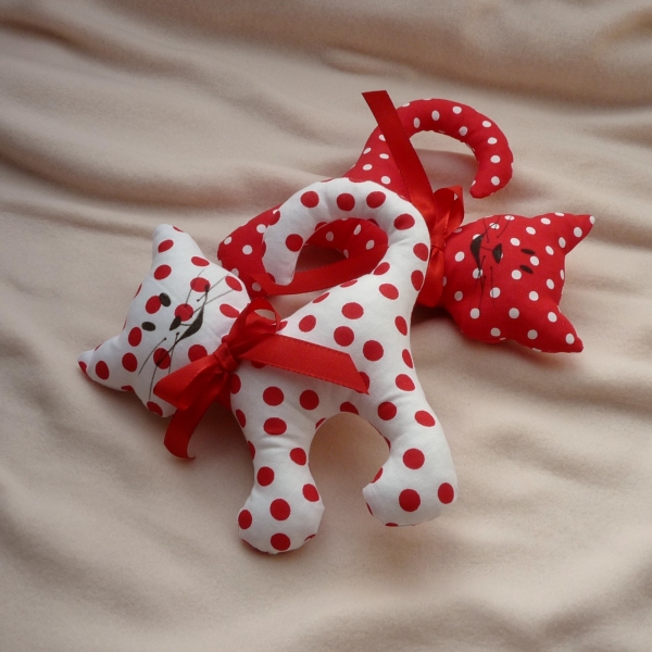 Kočka PUNTÍKAČKA, do červánků laděná