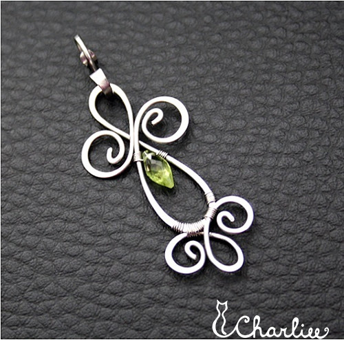 Přívěsek - OLIVÍNOVÝ - tepaný - hypoalergenní chirurgická ocel