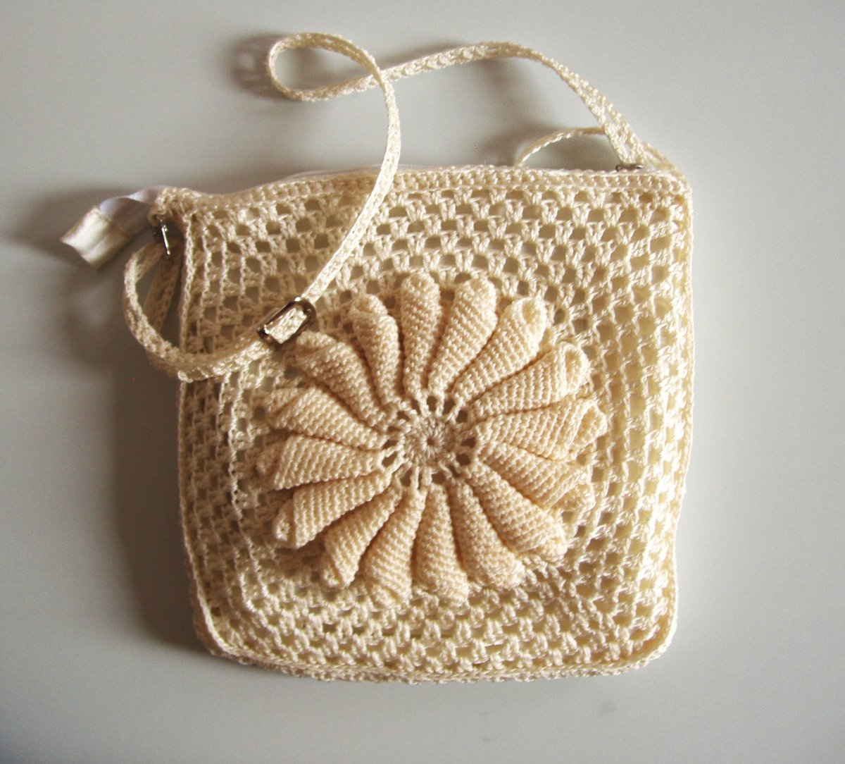 Smetanová kabelka s květinou