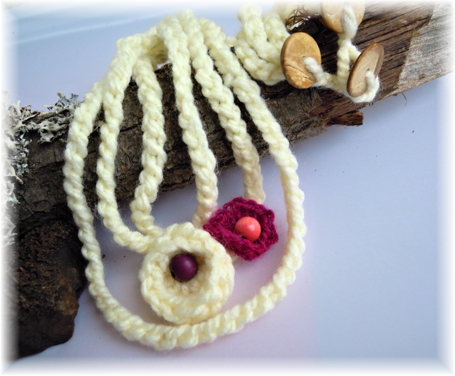 Jemně žlutý s kvítky