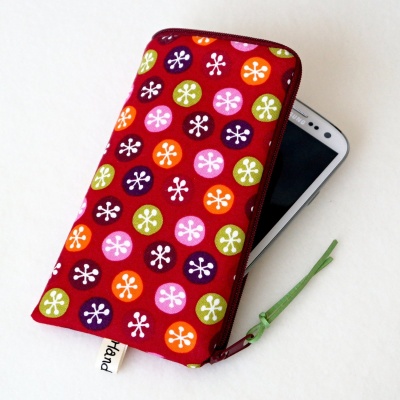 BAREVNÉ VLOČKY NA VÍNOVÉ   - obal na mobil výška nad 13,5 cm