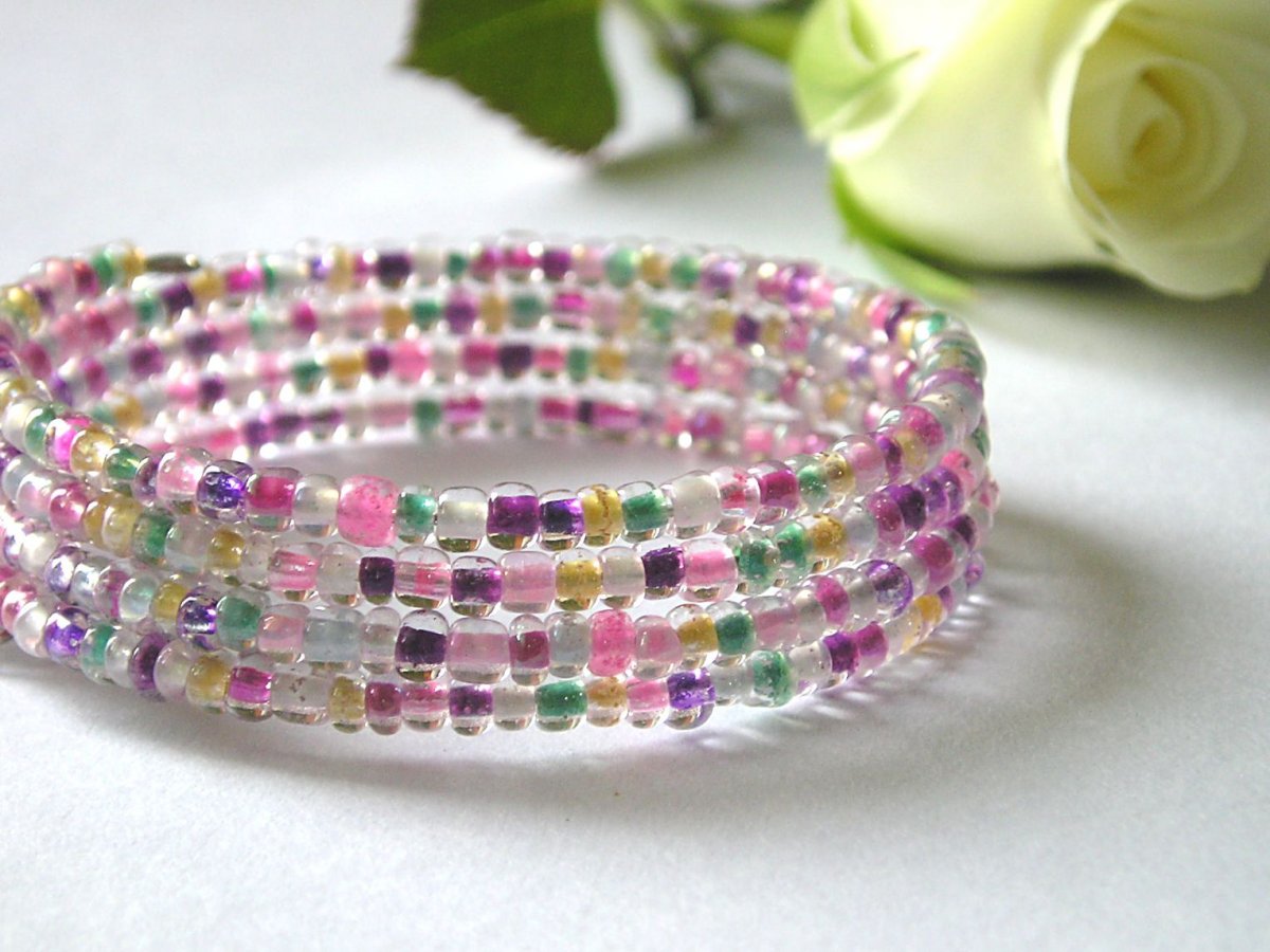 Dětský náramek v pastelových tónech