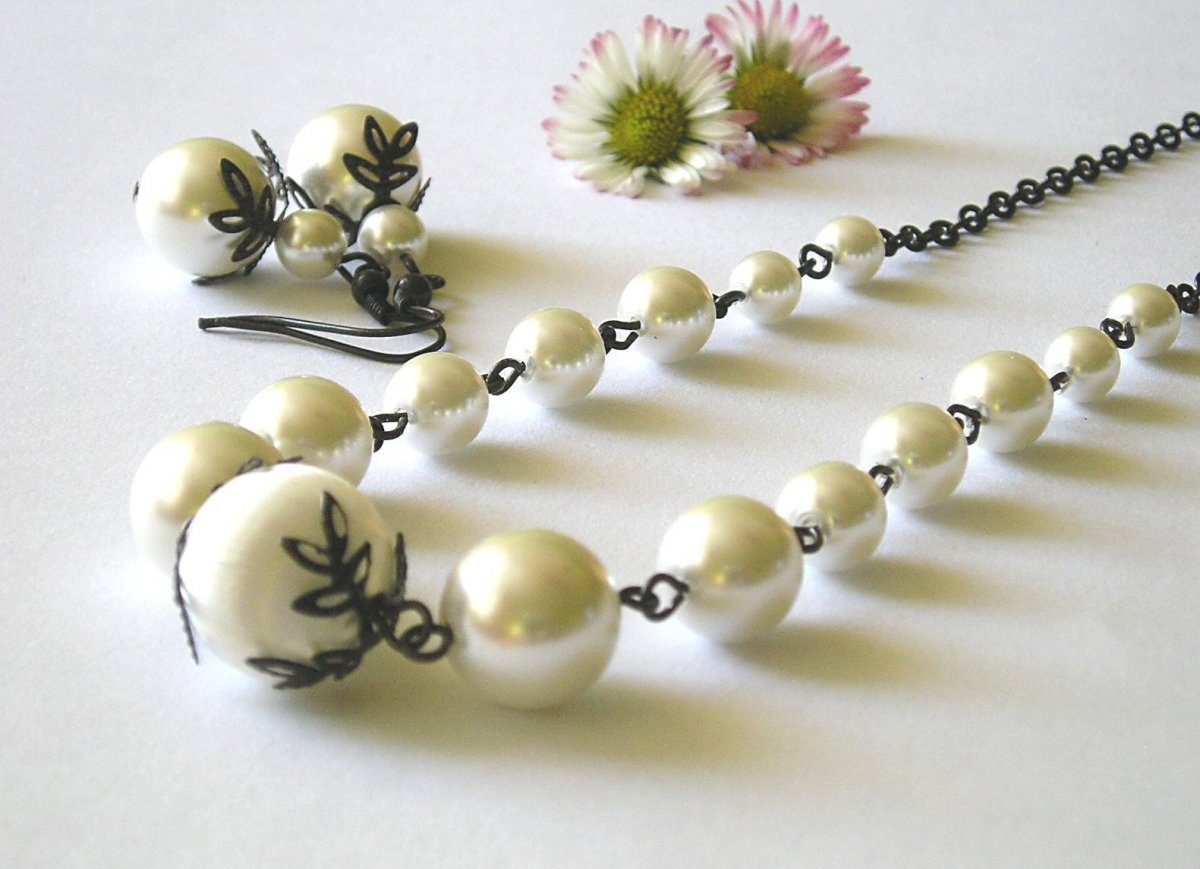 Bíločerná souprava..