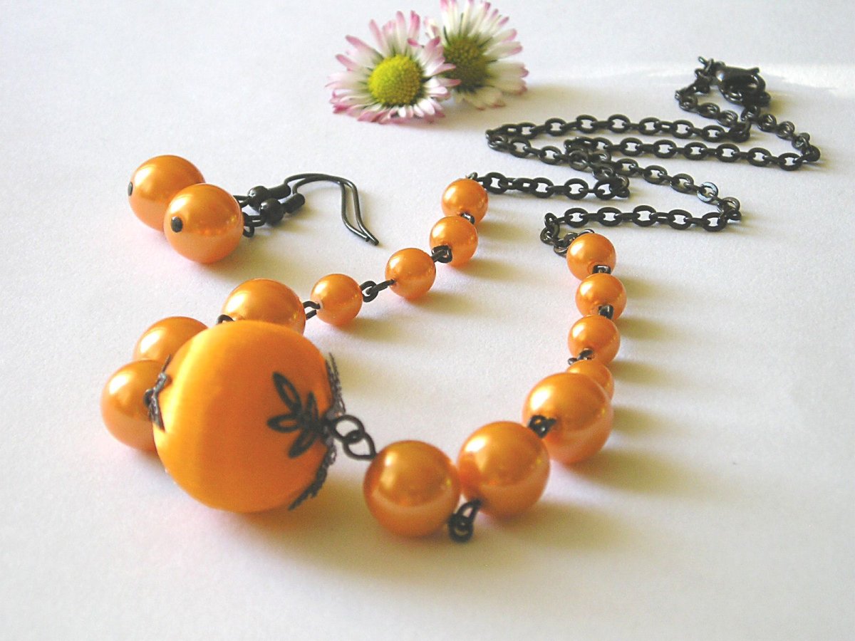 Oranžovočerná souprava..