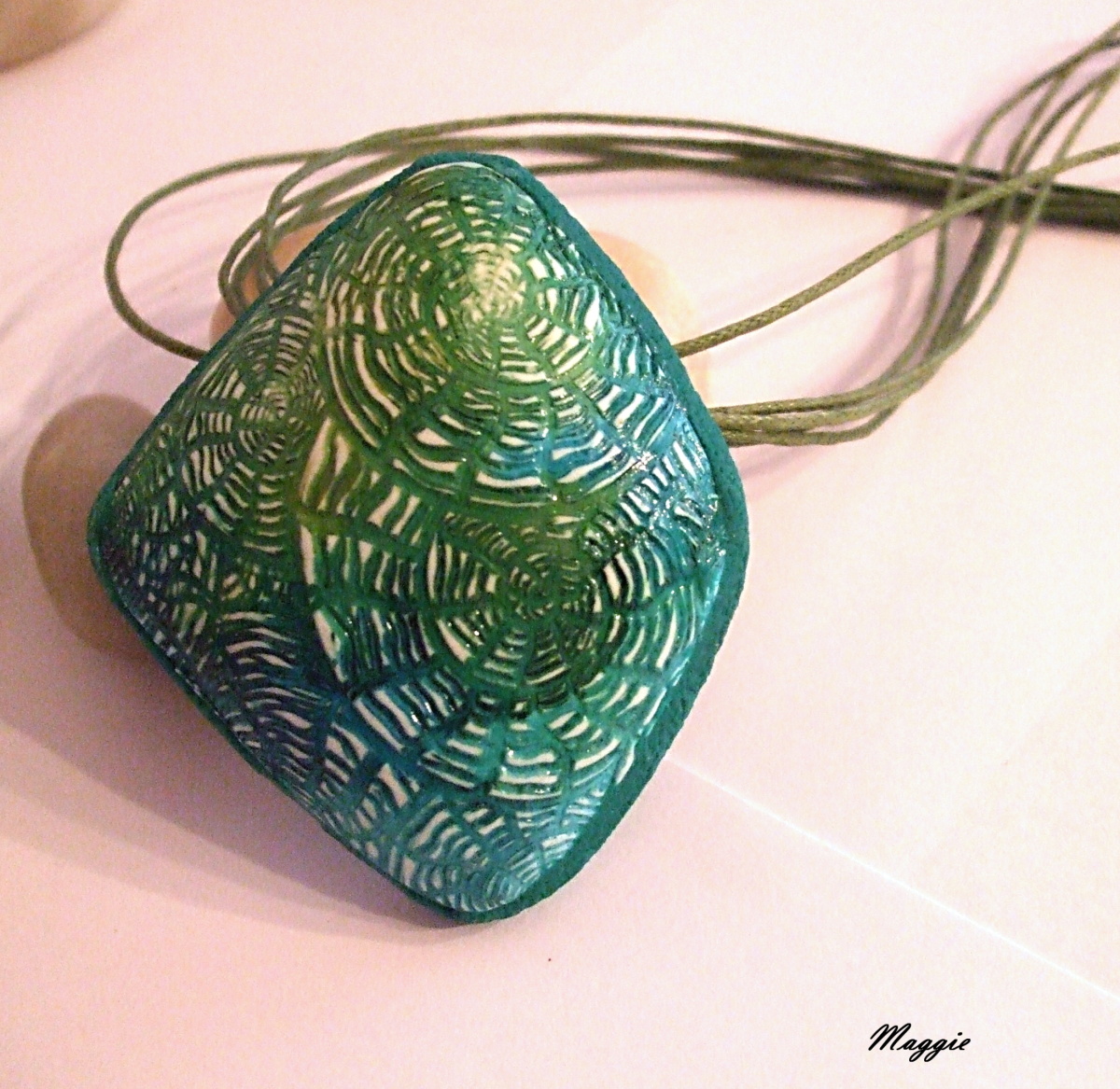 Přívěsek zelená pavučina