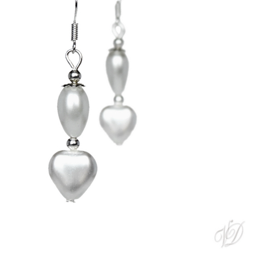 Náušnice - Srdíčka bílá perleťová kratší (0170)