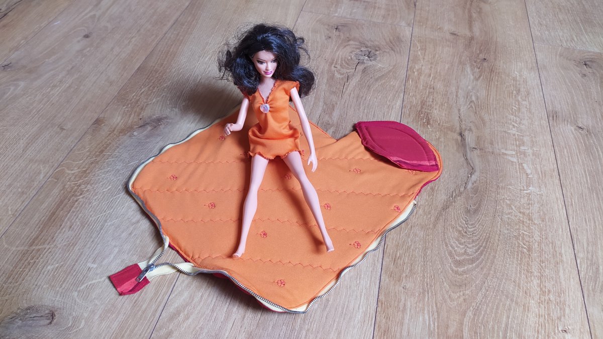 Spacák pro panenku barbie červený