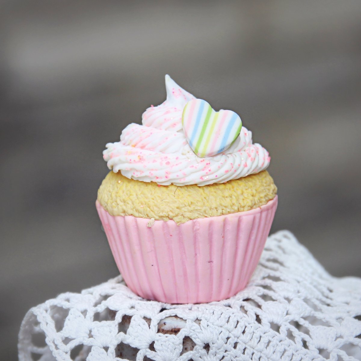 Srdíčkový cupcake brož