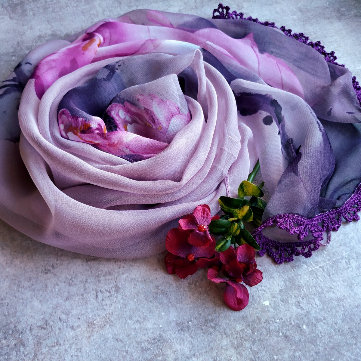 Pocit štěstí - fialový šátek s krajkou