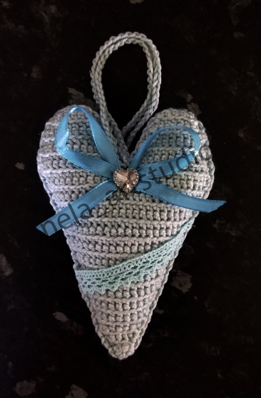 Háčkované dekorační srdce na zavěšení světle modré