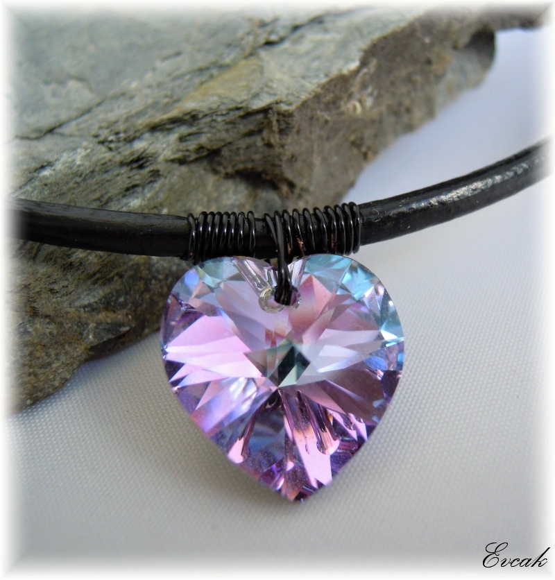 Swarovski srdíčko na kůži