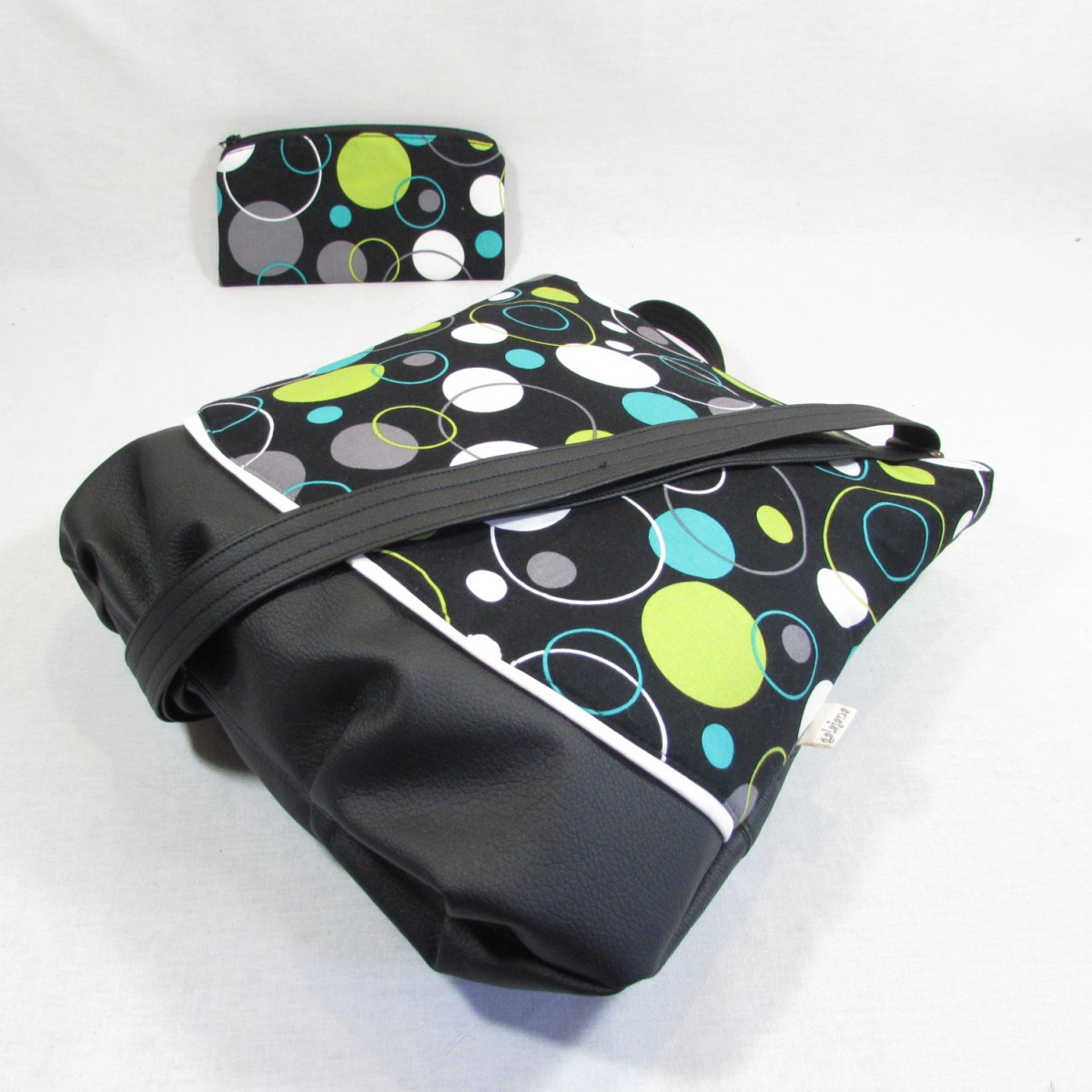 crosbody bublinky na černé