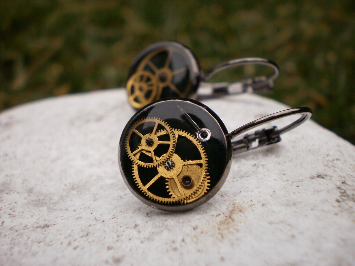 Temně zelené steampunkové náušnice 