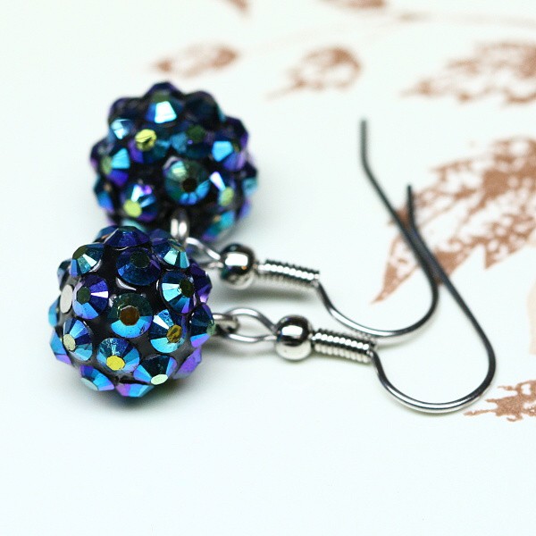 Tmavé, třpytivé kuličky