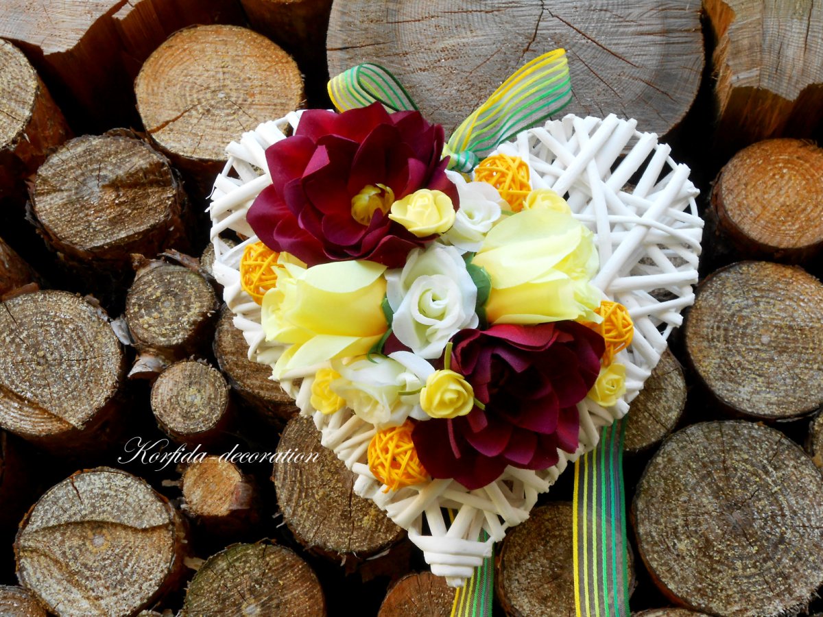 Srdíčko bílé s růžičkami a jiřinami 589/15