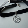 Sametový choker s trojnou monádou