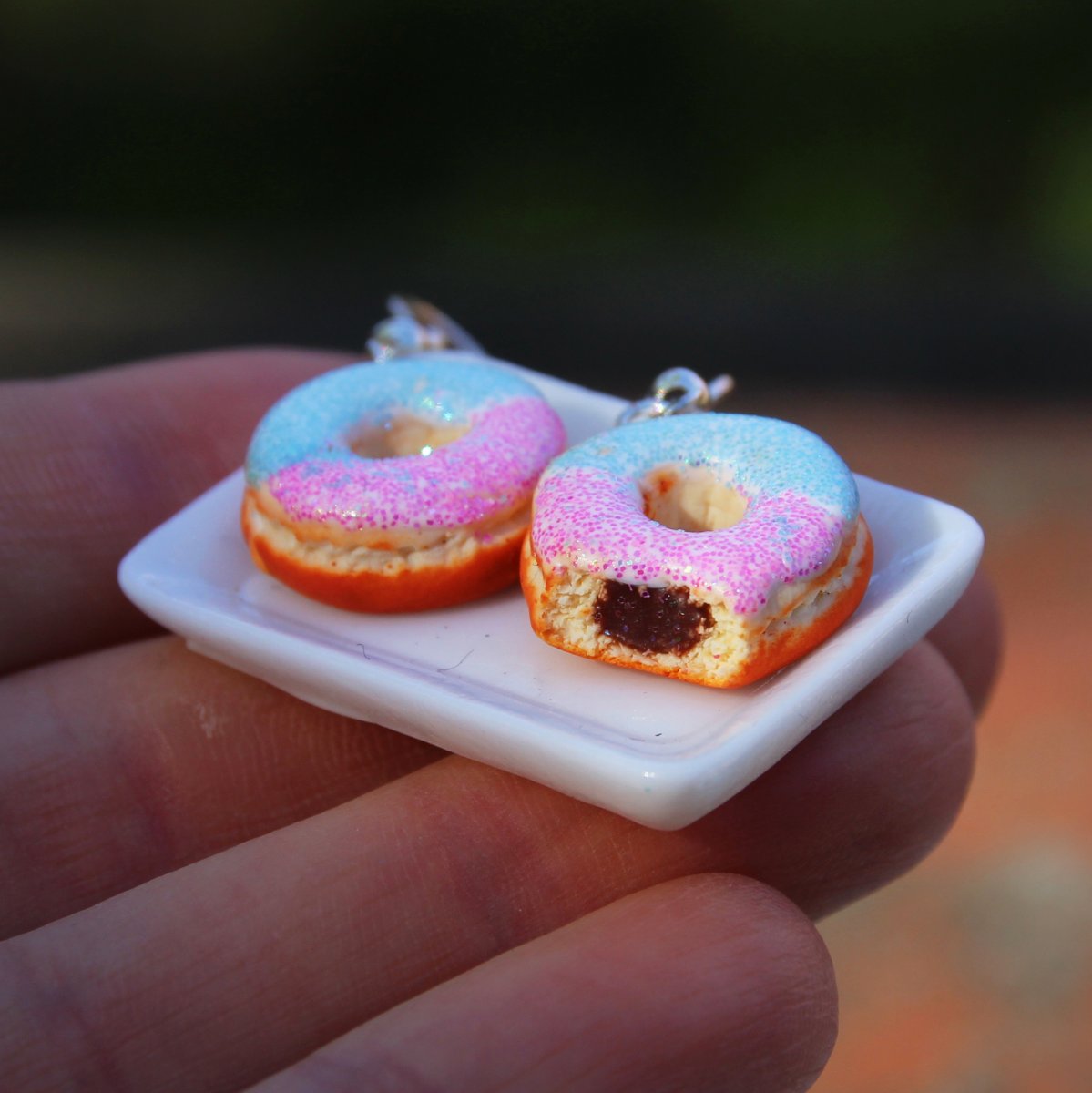 Donuty tyrkysovo-růžové, jeden nakousnutý fimo náušnice