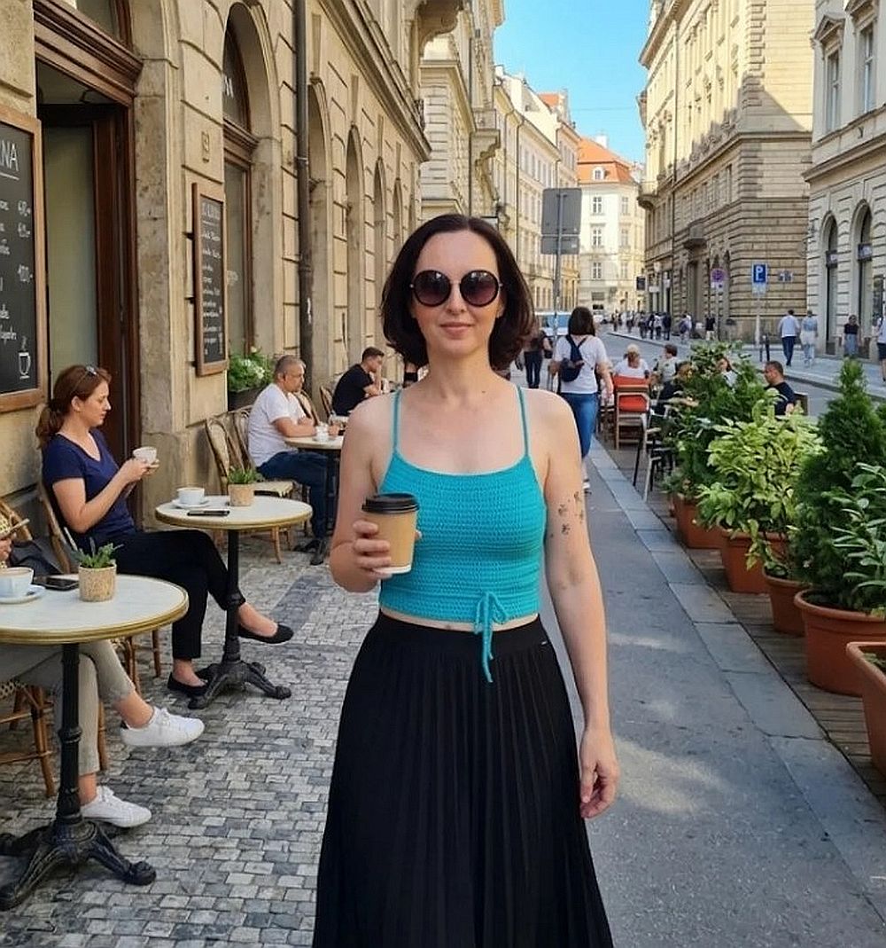 letní mikro-top s holými zády