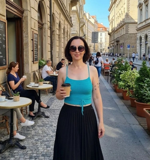 letní mikro-top s holými zády