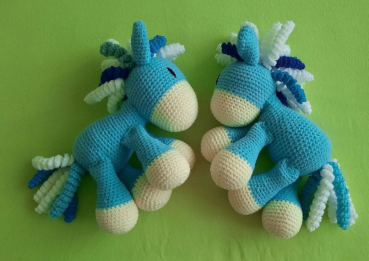 Háčkovaný koník Tyrkysáček