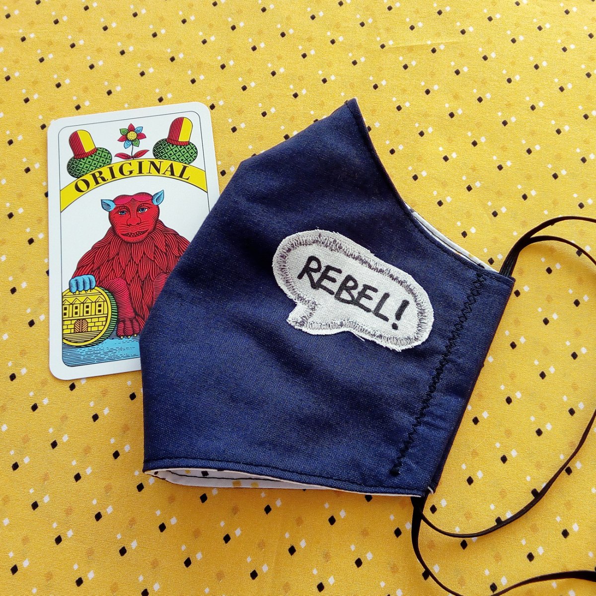 Tmavě modrá rouška s nápisem Rebel!