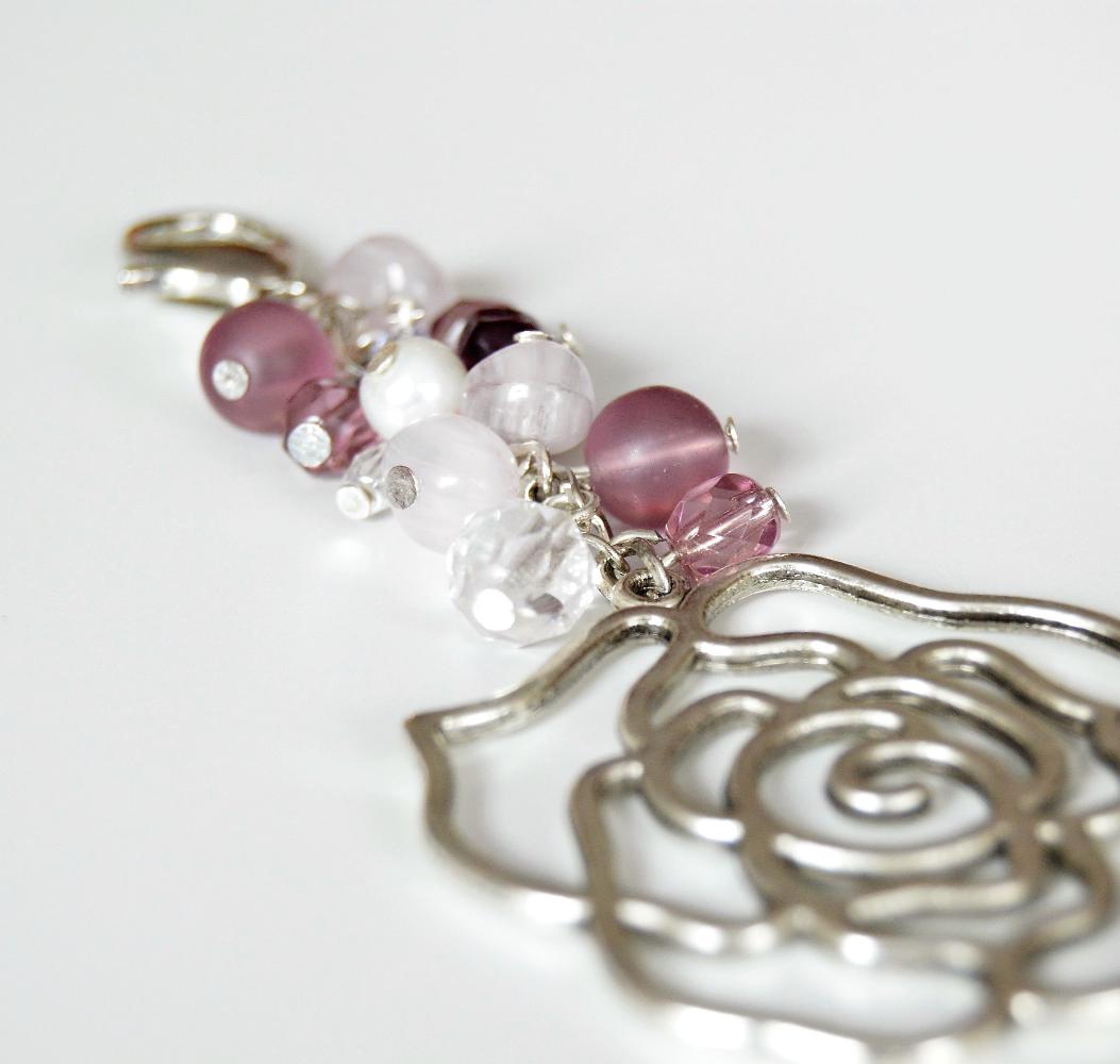 Fialová růže - přívěšek na kabelku