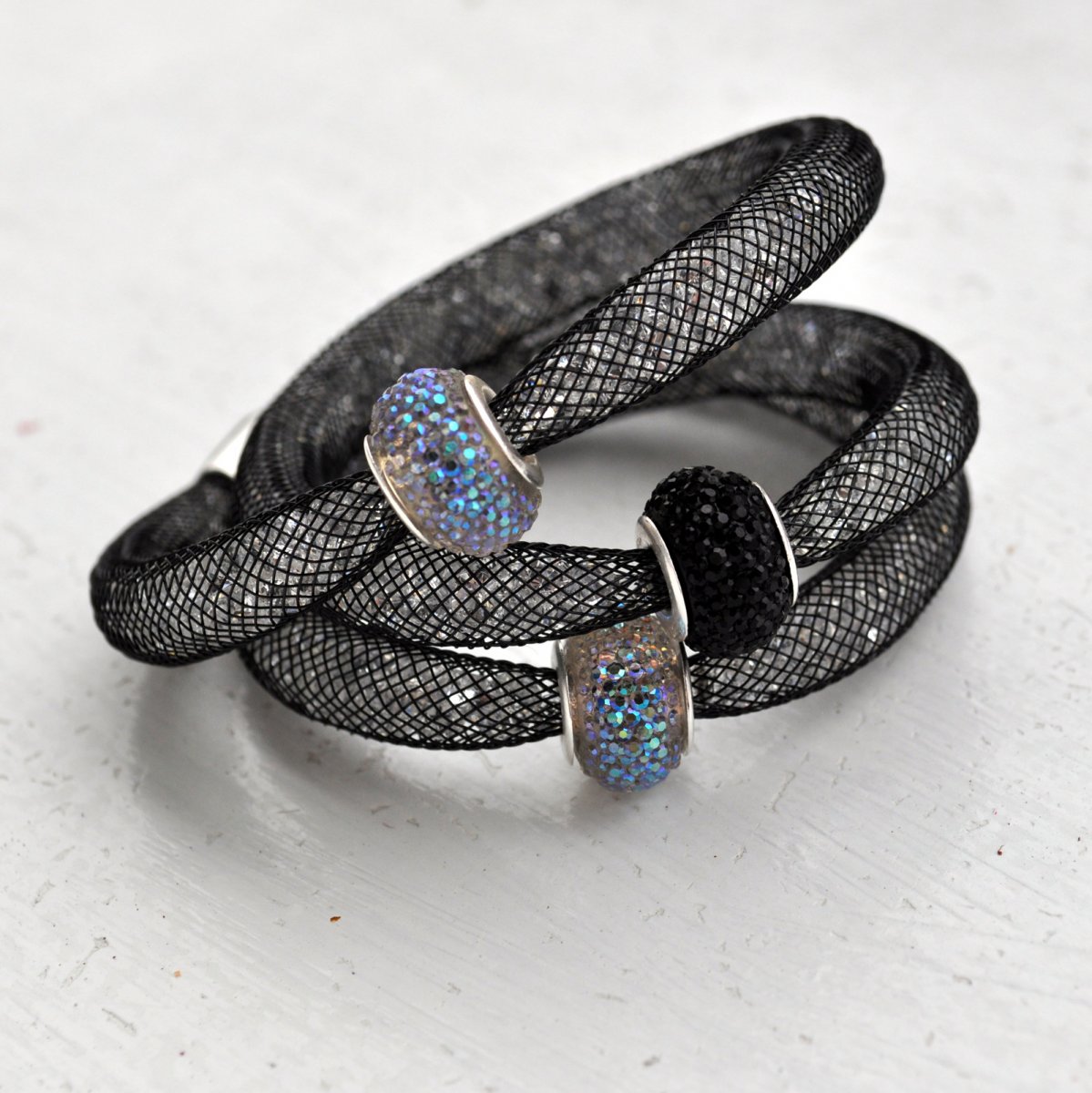 Dutinkový náramek trojbarva černá