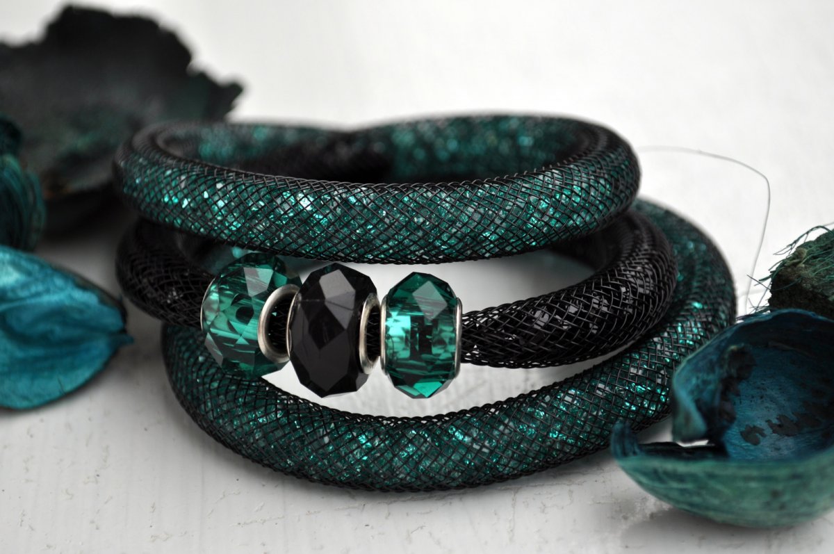 Dutinkový náramek zeleno/tyrkys s troj korálky