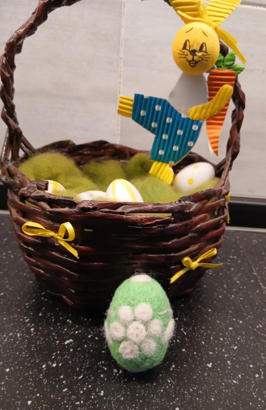 Sv. zelené plstěné vajíčko s ornamentem