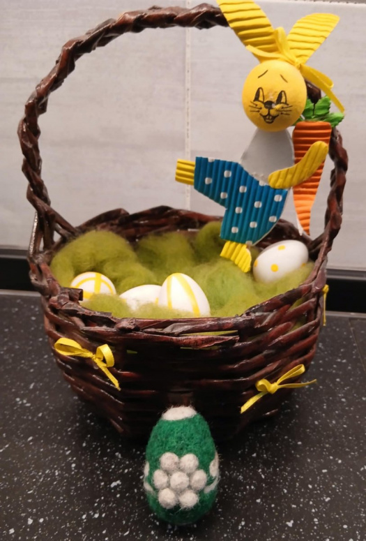 Tm. zelené plstěné vajíčko s ornamentem