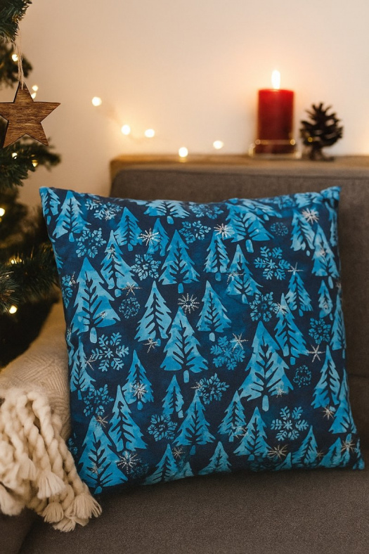 Vánoční povlak na polštář - Zasněžený les a vločky