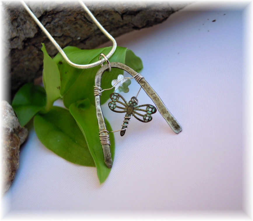 Tepaný přívěsek- podkovička se swarovski kytičkou 