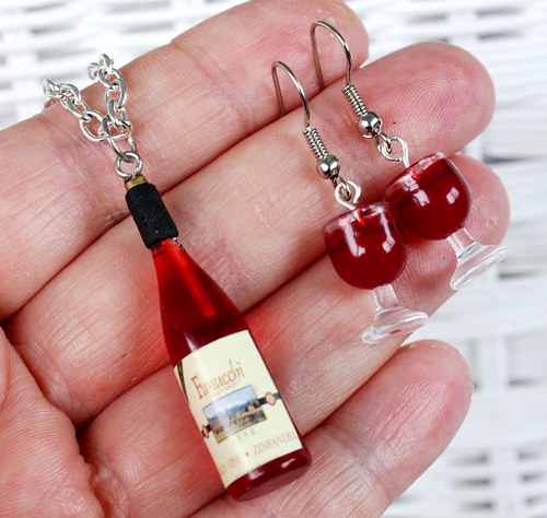 set - červené  víno a skleničky