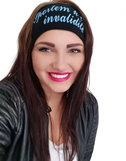 Úpltová čelenka s nápisem