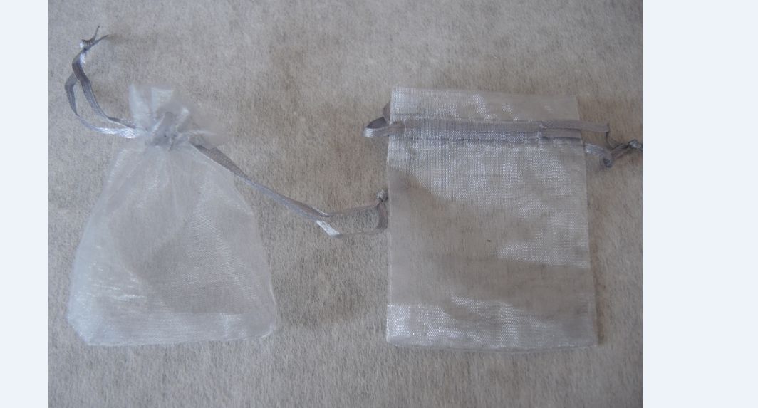 Stříbrný dárkový organzový sáček