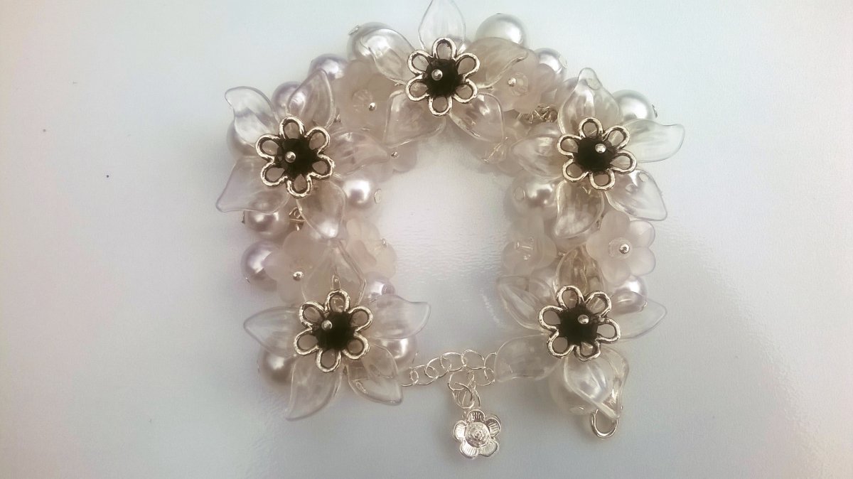 Bílý kytičkový náramek 