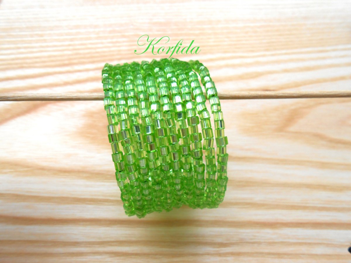 Náramek zelený na paměťovém drátu (223/16)