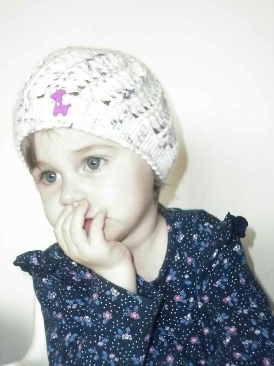 Háčkovaná čepička pro malé parádnice