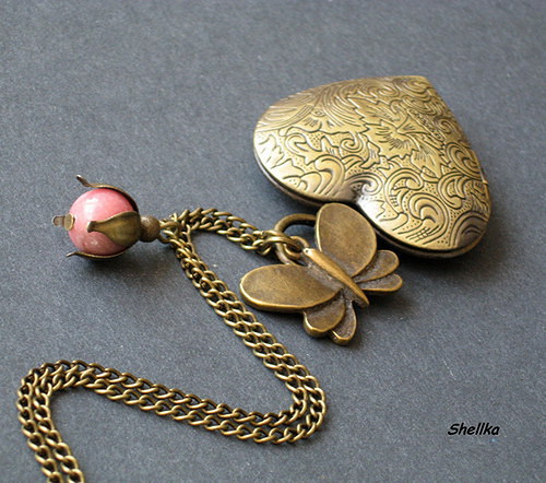 Náhrdelník srdíčko s motýlkem a poupátkem + náušnice ZDARMA