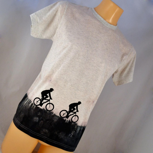 Cyklisti v trávě - šedo-černé tričko M
