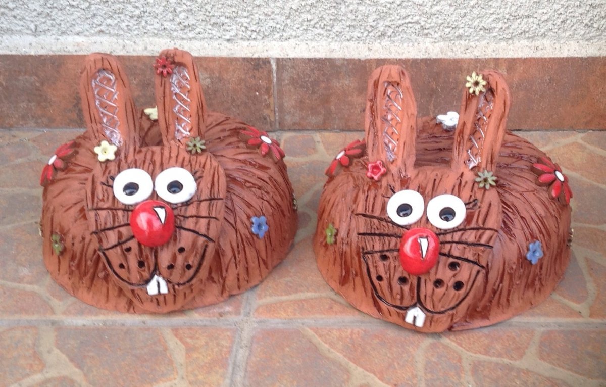 Jarní zajíček zasypaný květinkami