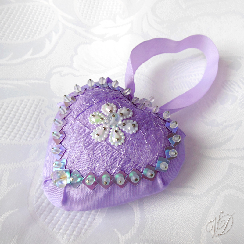 Srdce zdobené korálky fialkové