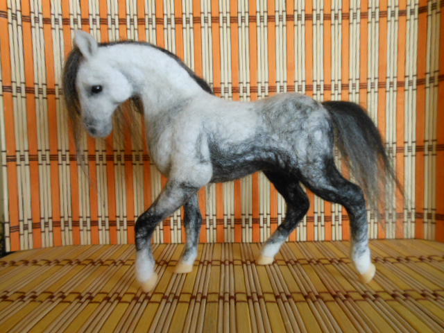 Plstěný koník Andaluského plemene