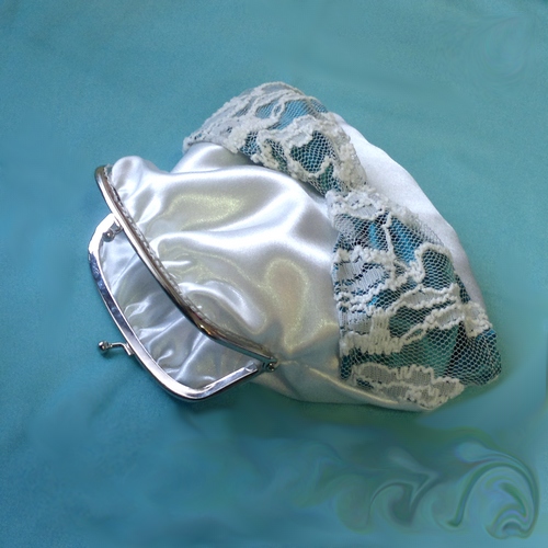 Malá saténová kabelečka s krajkou 