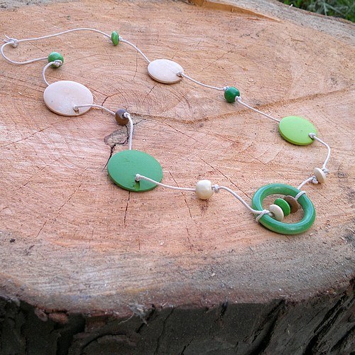 Zelené dřevěné korále