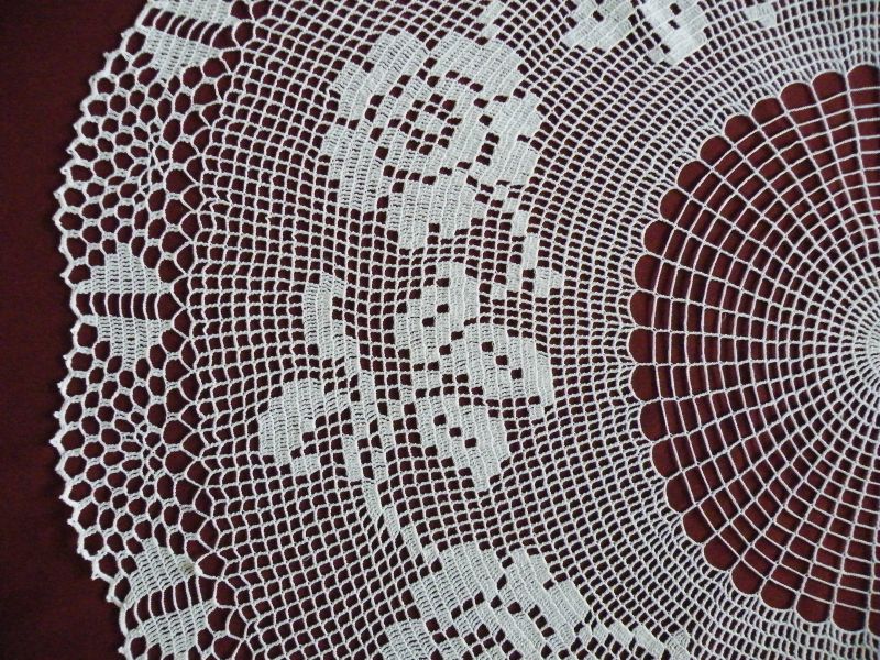 Z truhličky: ubrus s růžemi