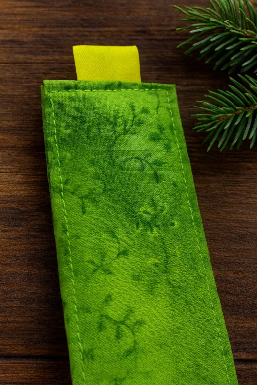 Zelená látková záložka do knihy s listy