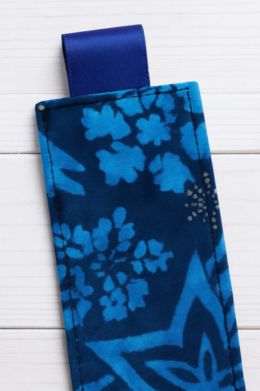 Modrá látková záložka se stromečky a vločkami