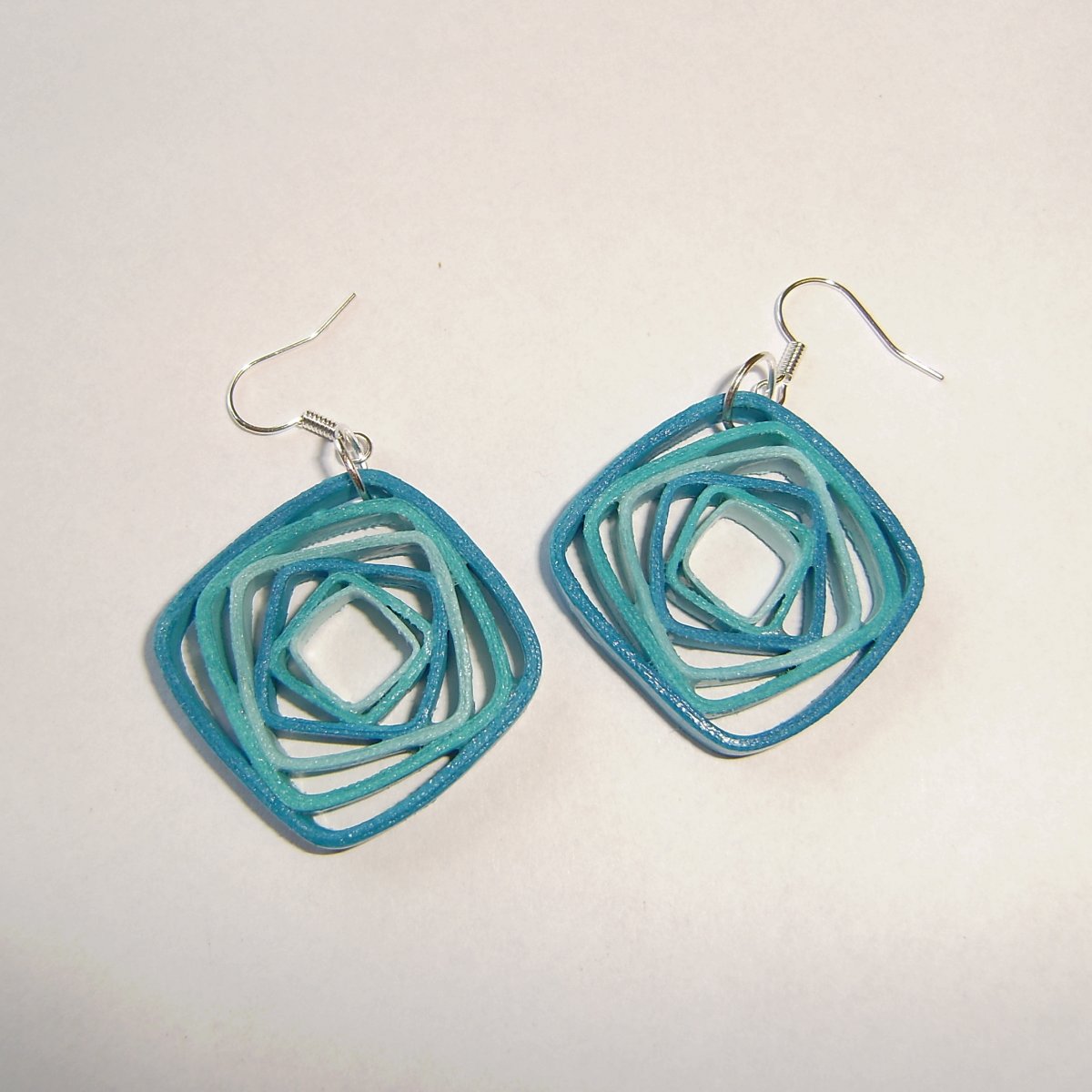 Zamotané čtverce v odstínech modré