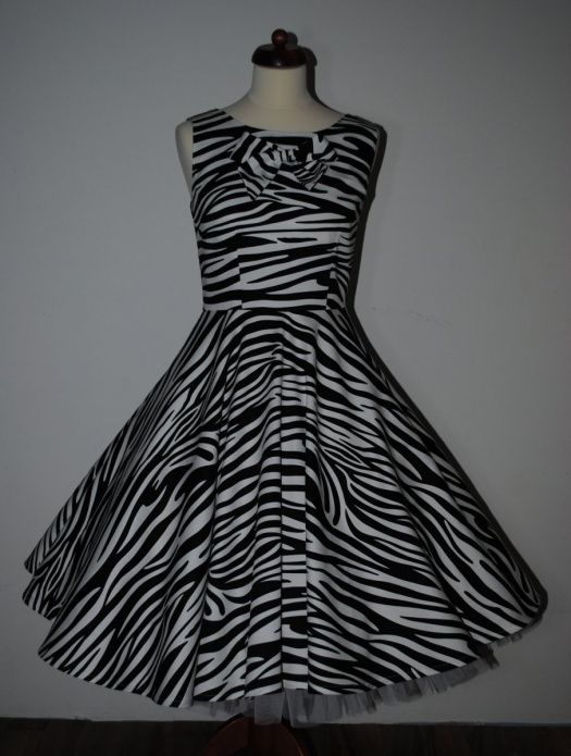 Černo bílé s kolovou sukní